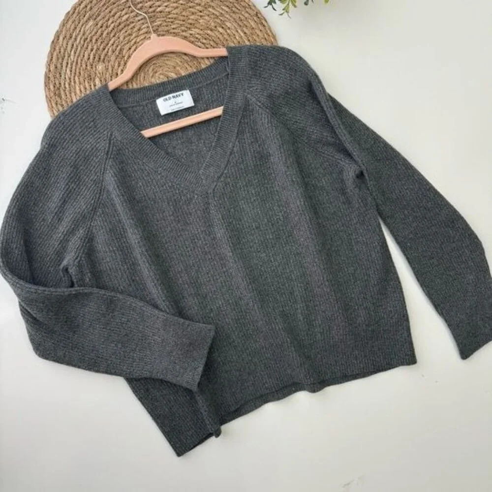Old Navy NWT Gray V-Neck Knit Long Sleeve Sweater Top Size Medium